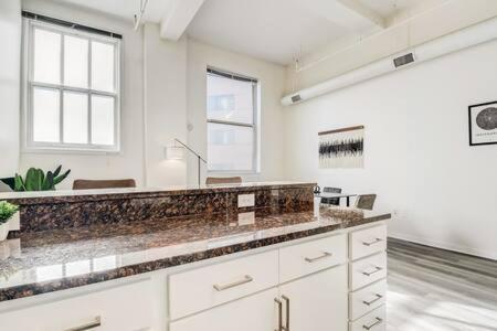Cozysuites - 2Br With Direct Skybridge Access #5 Индианаполис Экстерьер фото