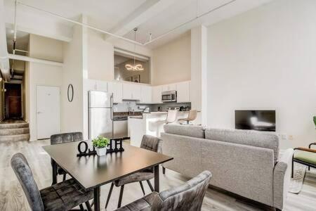 Cozysuites - 2Br With Direct Skybridge Access #5 Индианаполис Экстерьер фото